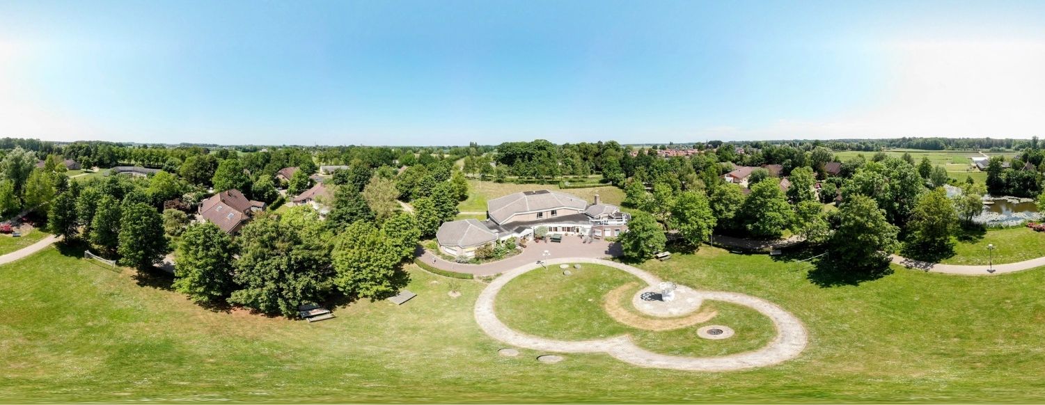 Panoramische luchtfoto van Overkempe in het groen tussen Olst en Boskamp