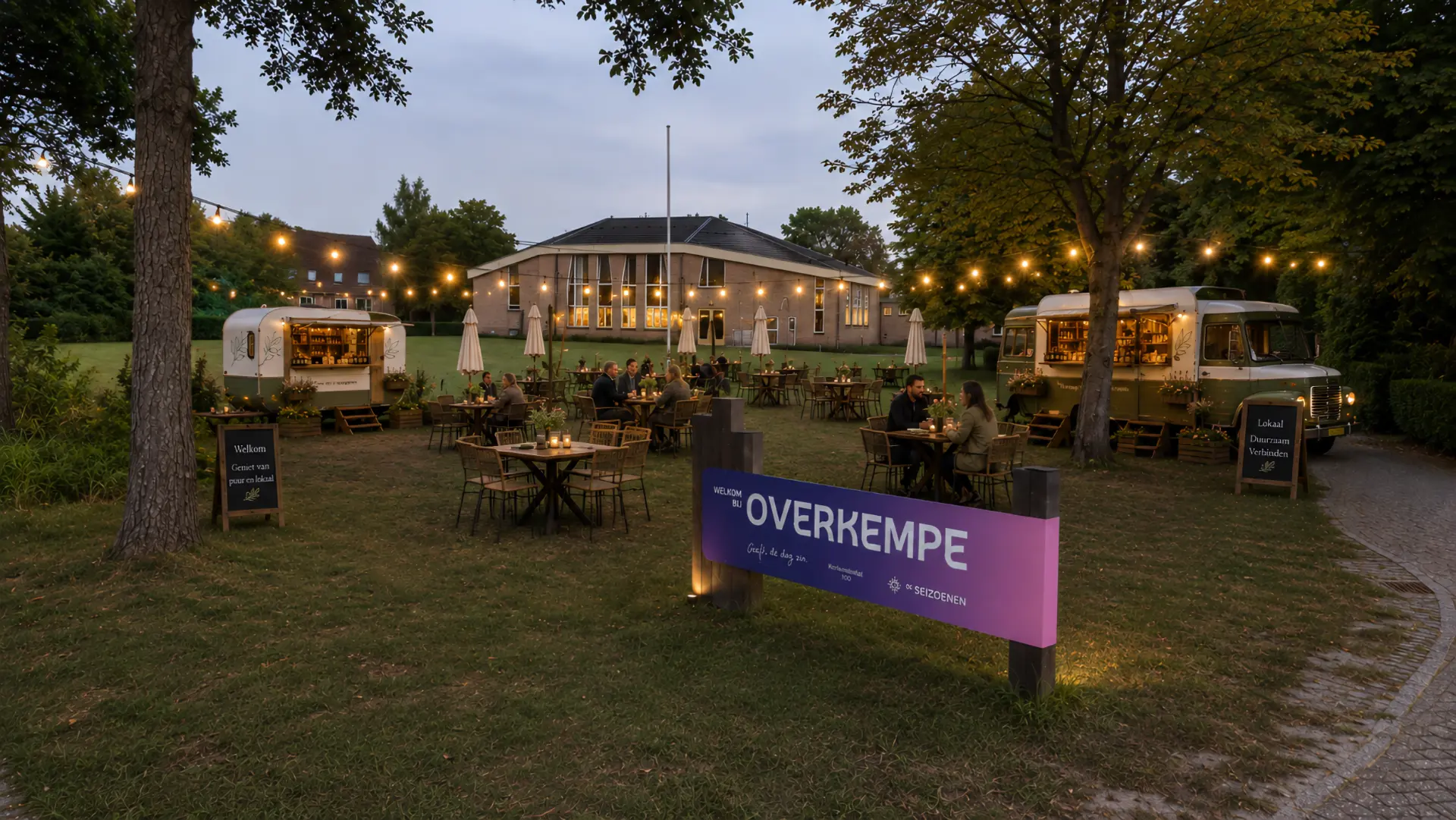 Activiteit in de buitenruimte van Overkempe in warm avondlicht